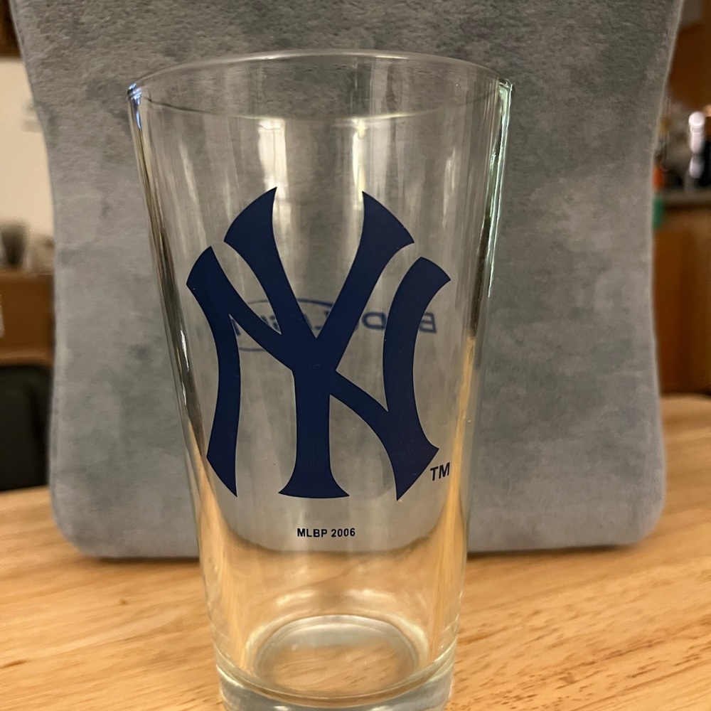 MLB Yankees Blue Logo Pint Glass